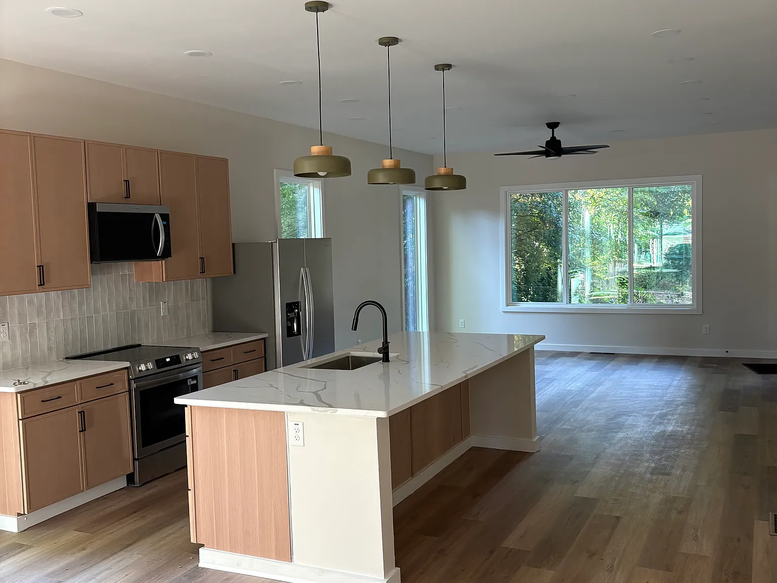 3 bed, 1689 sqft, $3,000 — Photo 2