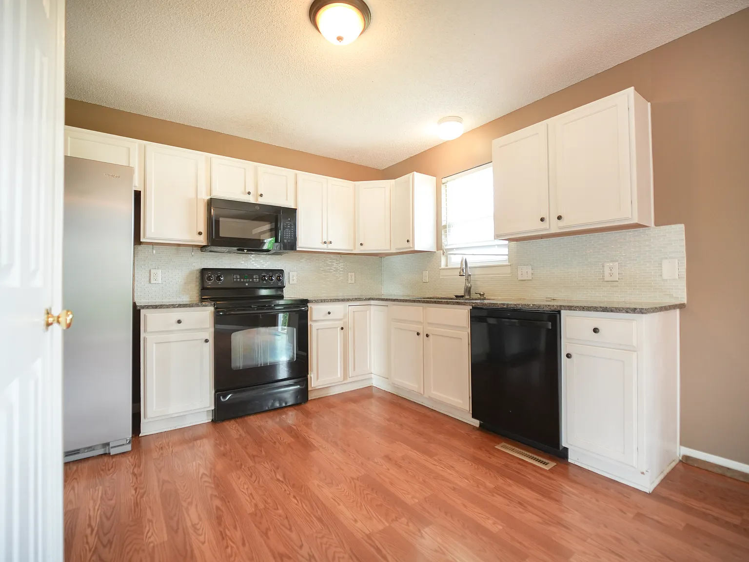 4 bed, 2015 sqft, $2,300 — Photo 2