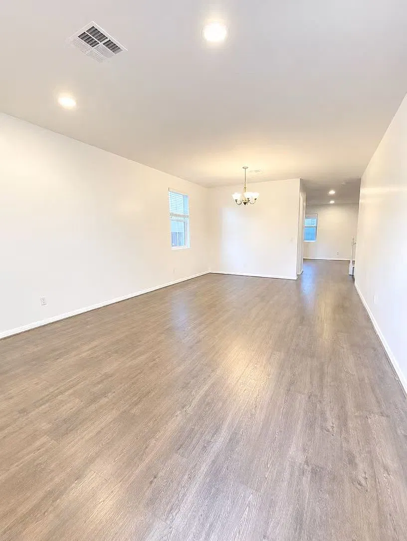 3 bed, 2467 sqft, $2,300 — Photo 2