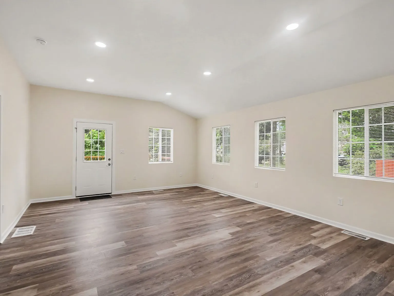 3 bed, 1207 sqft, $1,700 — Photo 4
