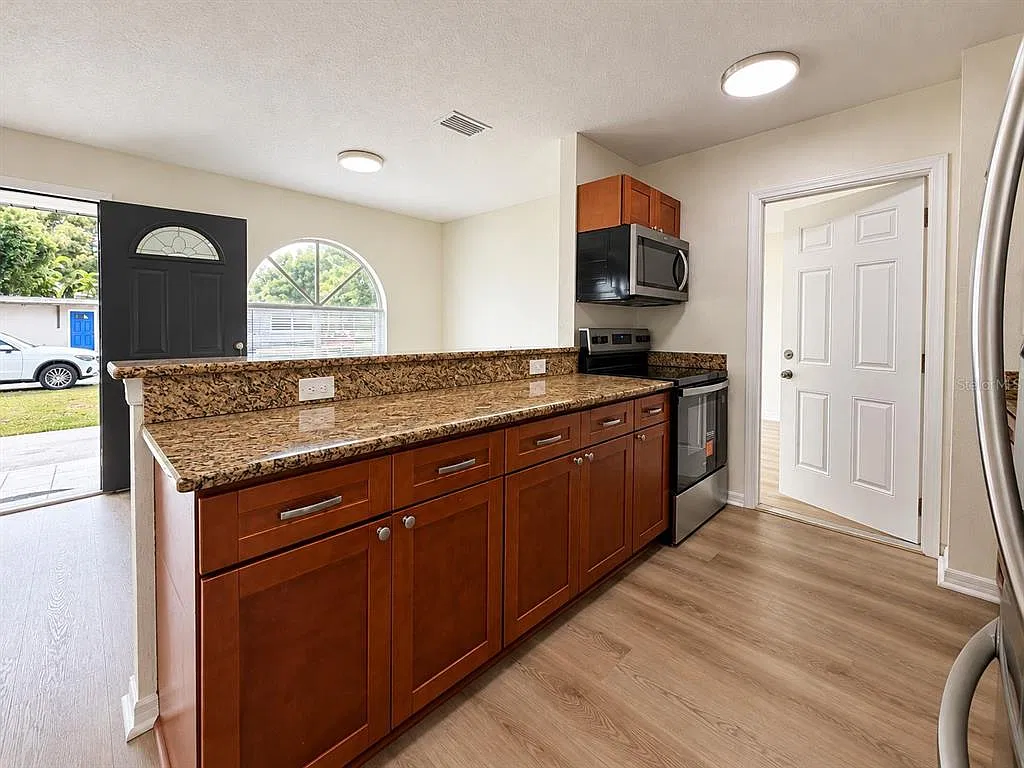 4 bed, 2.0 bath, 1584 sqft, $1,900 — Photo 3