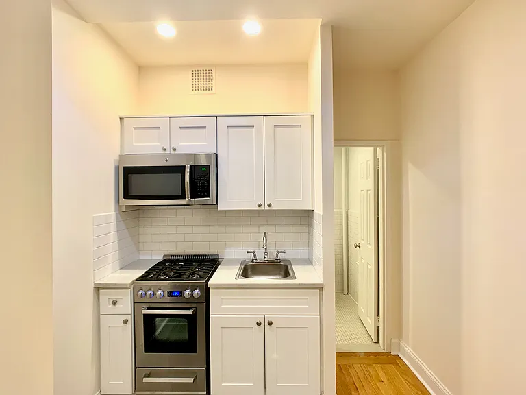 531 W 45th St #4C — Photo 4