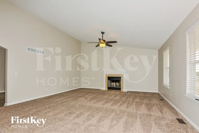 3 bed, 2.0 bath, 1400 sqft, $2,000 — Photo 3