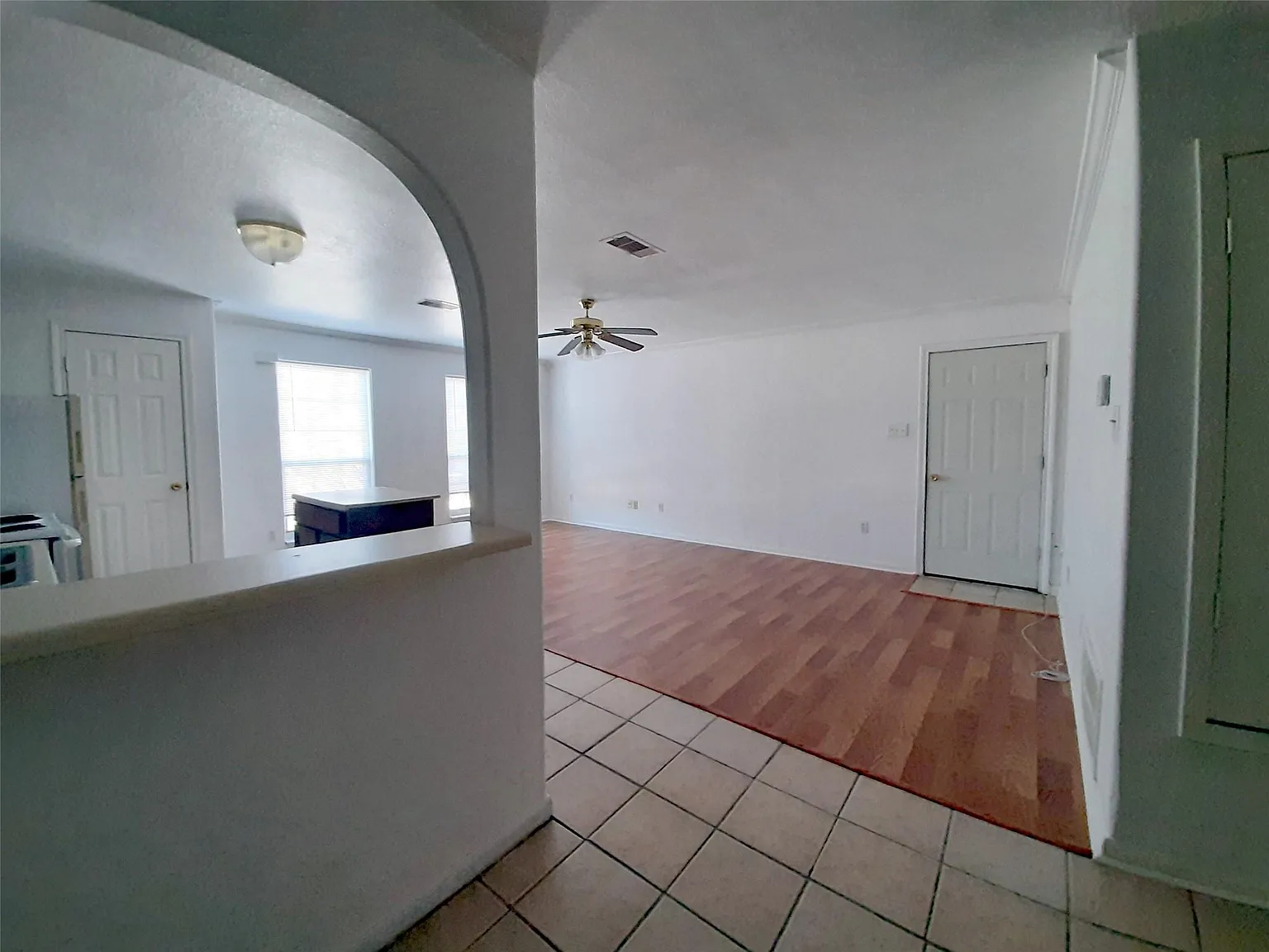 3 bed, 2.0 bath, 1062 sqft, $1,075 — Photo 2