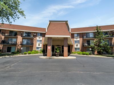 1198 Royal Glen Dr APT 315, Glen Ellyn, IL, 60137