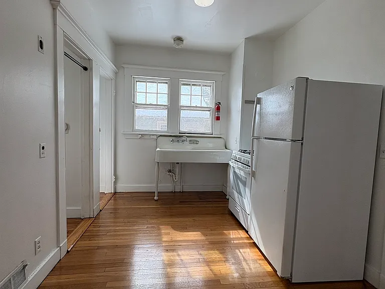 49 Hubinger St — Photo 4