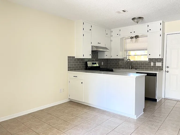 2305 Western Trails Blvd #A — Photo 17