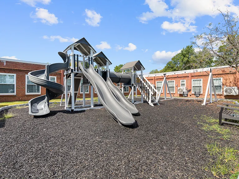 Alexandria Manor Apartments — Photo 58