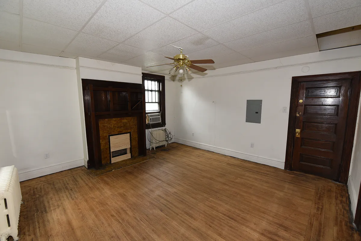 Master bedroom with separate entrance. - 120 3rd St #3