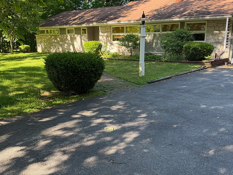54 Tree Top Ln — Photo 4