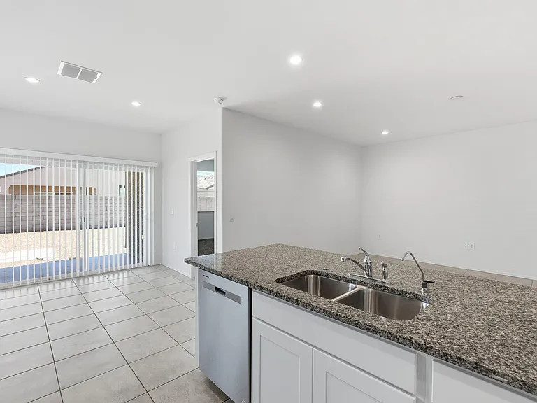 1575 E Fletcher Dr — Photo 12