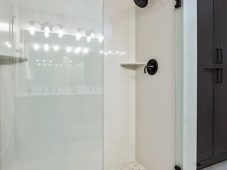 401 W Grand Ave #202 — Photo 16