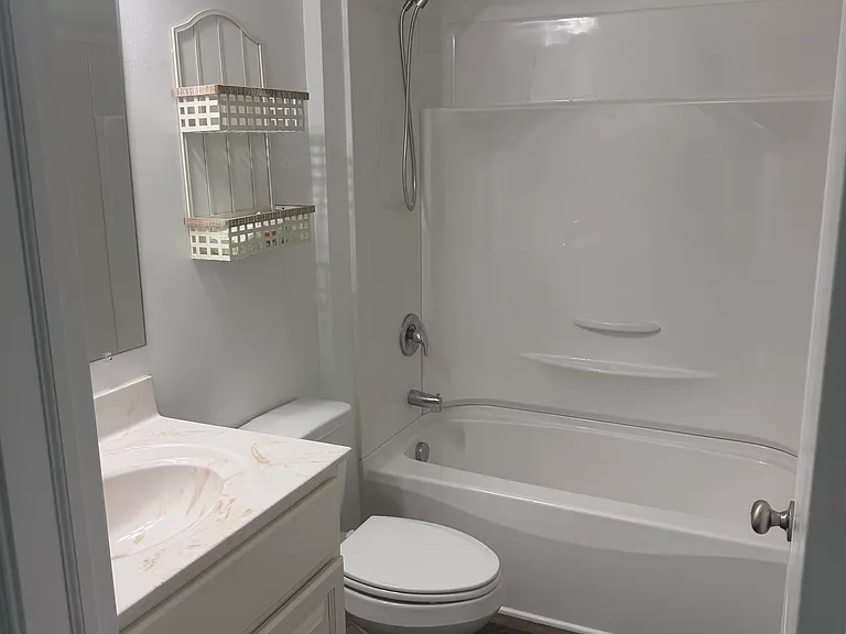 Main floor full bathroom