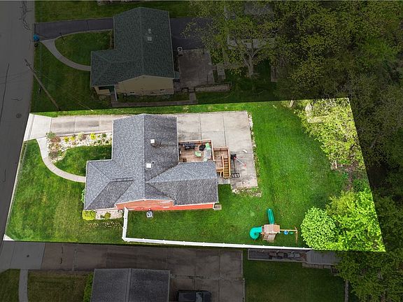 3rd image of 13731 Saint Clair Dr