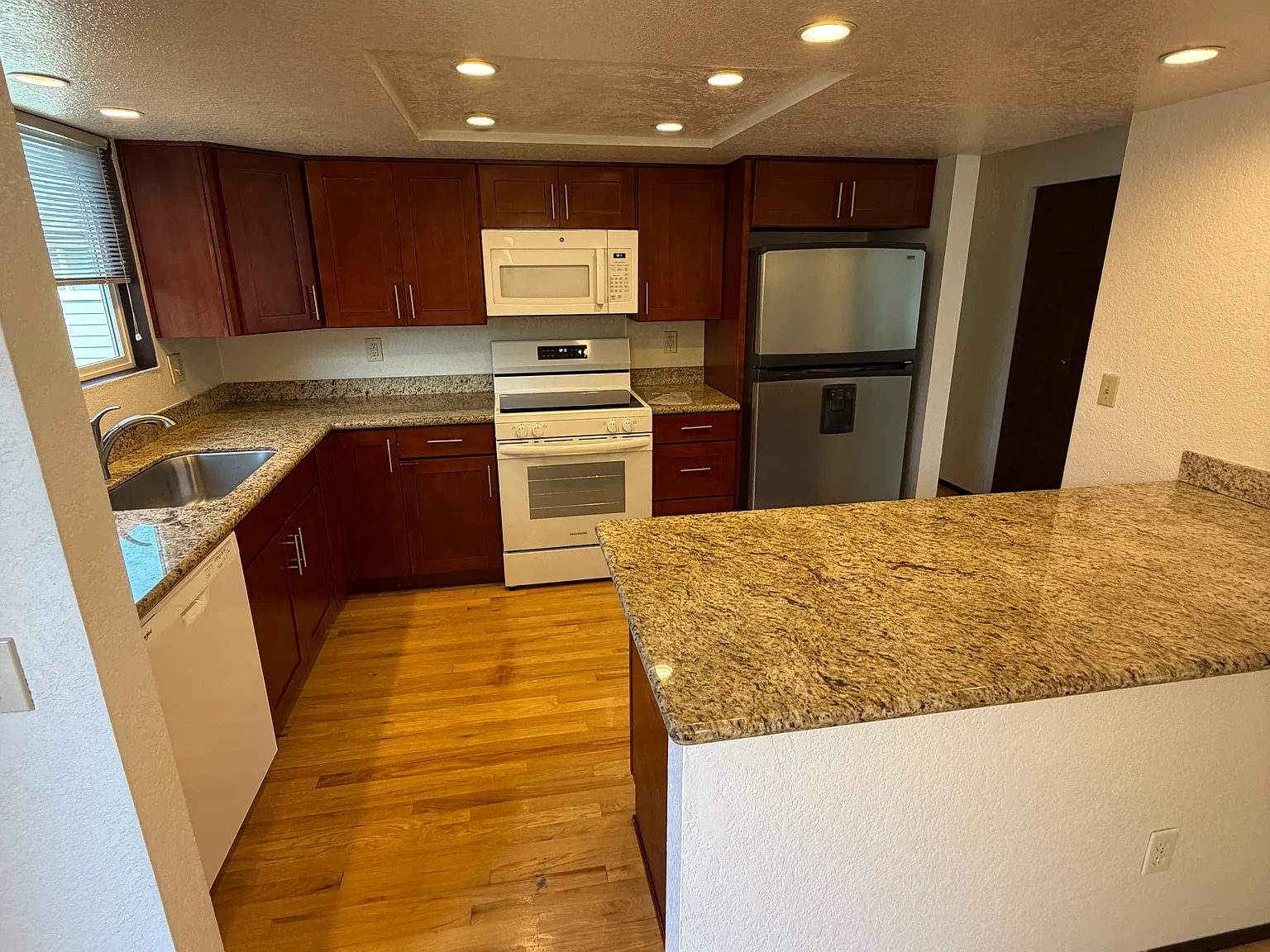 3 bed, 1800 sqft, $3,350 — Photo 4