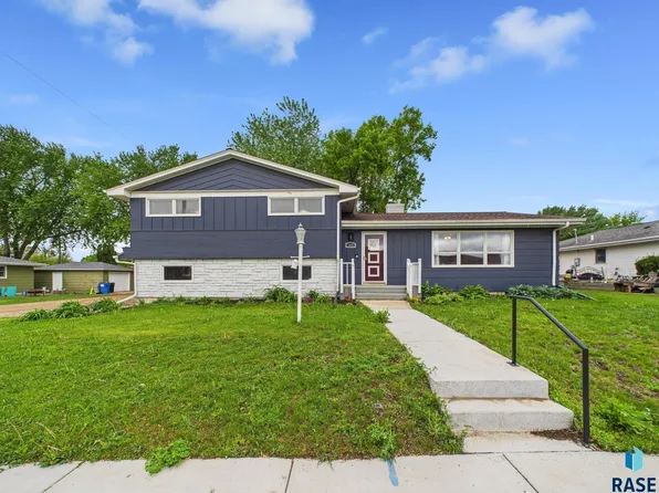 105 S Elm St, Lennox, SD 57039