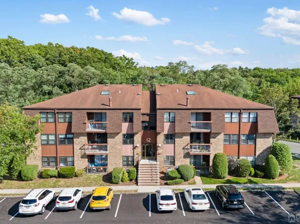 135 Overlook Ct, Woodbridge, NJ 07095