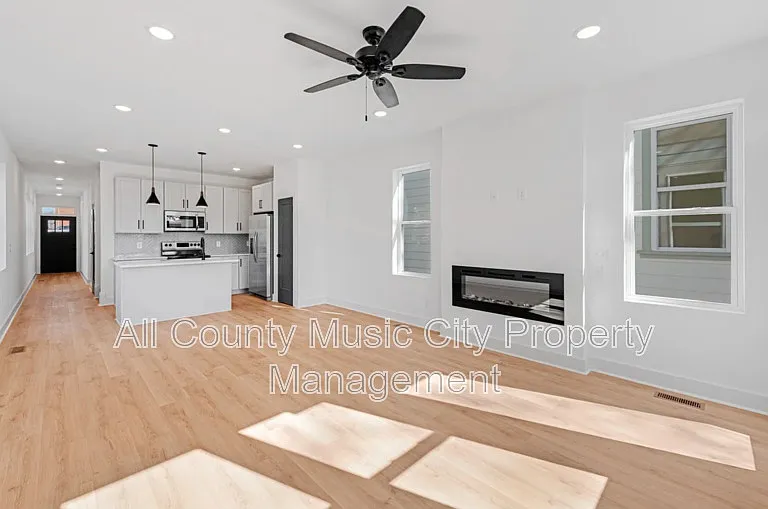 204B Alta Loma Rd — Photo 4