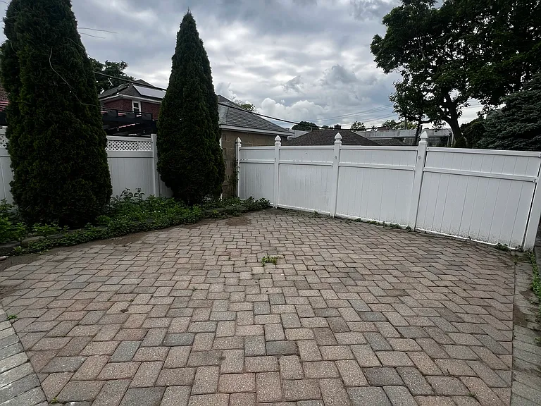 Sampson Ave — Photo 12