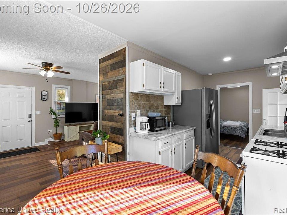 20980 Van Buren St, photo 5