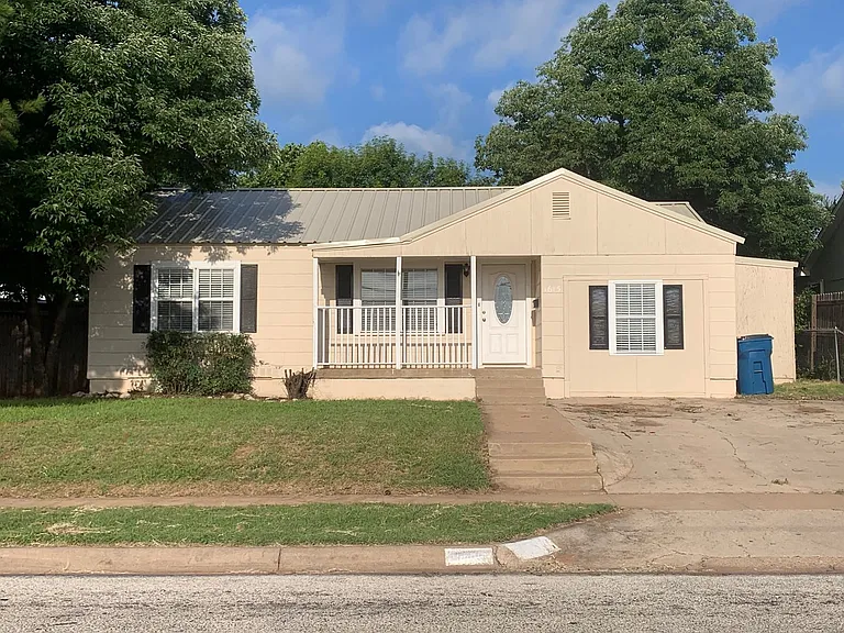 1615 Woodruff Ln — Photo 1