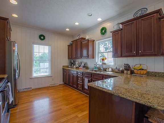 3rd image of 1055 Hooper Woods Dr
