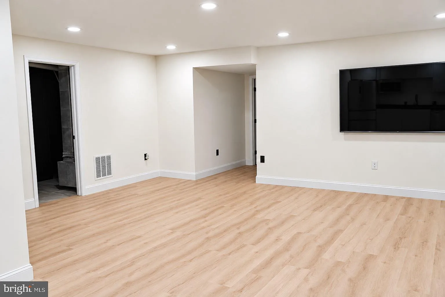 5 bed, 3.5 bath, 3271 sqft, $2,000 — Photo 2