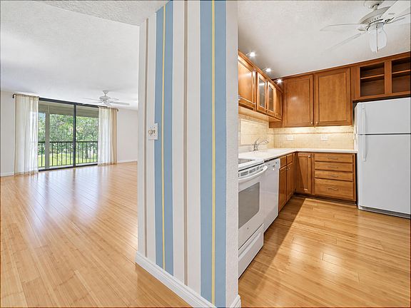 3rd image of 5340 LAS VERDES Circle #202