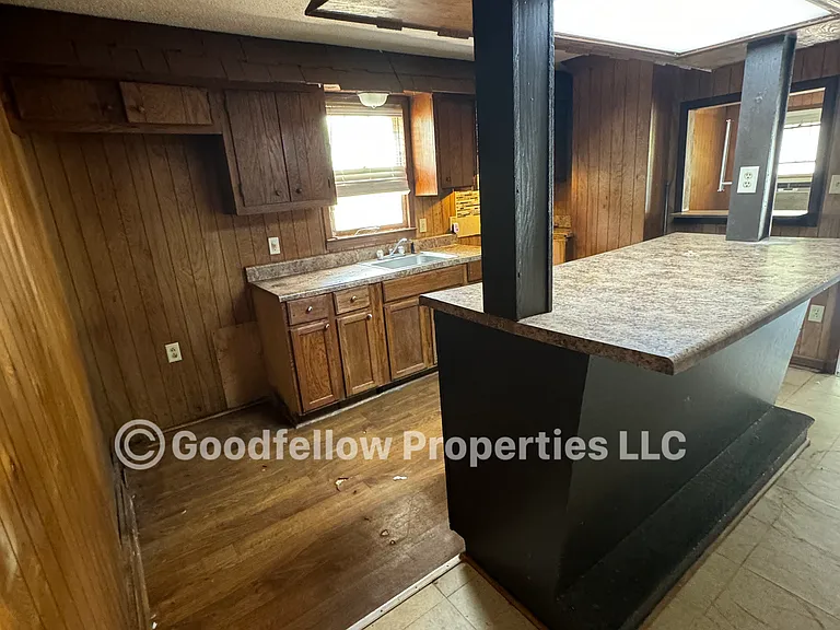 608 Marion Ave — Photo 2