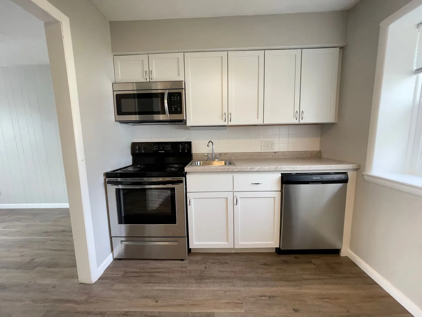 1 Bedroom Unit with detailed cabinets and hardwood style flooring, Close to Campus — Photo 2