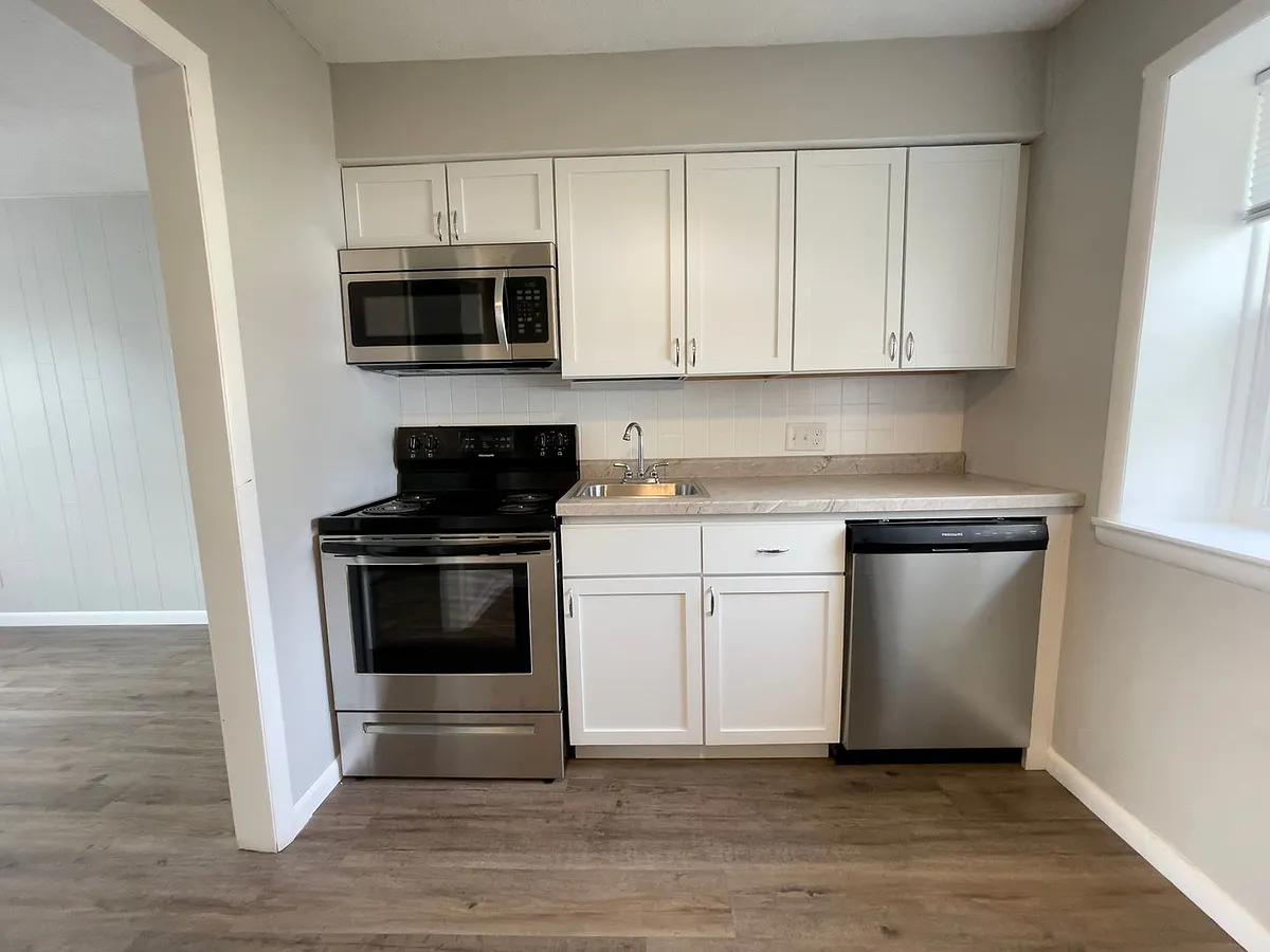 Building Photo - Preleasing For August! Close To Campus
