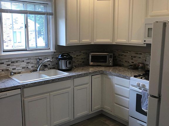 3rd image of 722-B Garland Cir