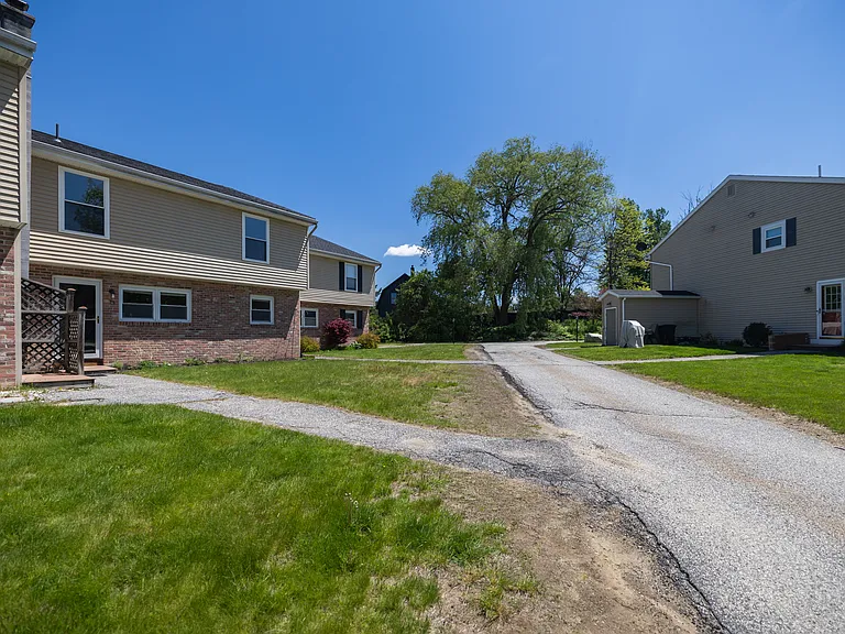 73 Millbrook Ln — Photo 3