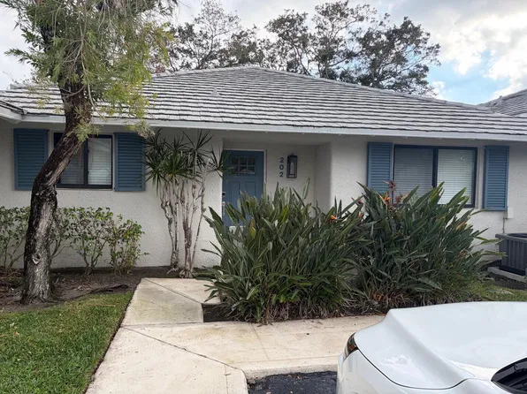 202 Club Dr, Palm Beach Gardens, FL 33418