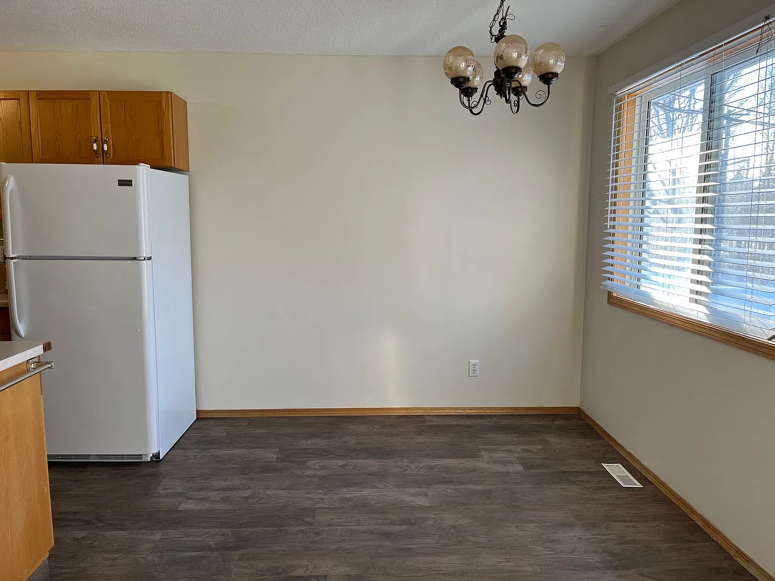 5702 60 Avenue Red Deer — Photo 3