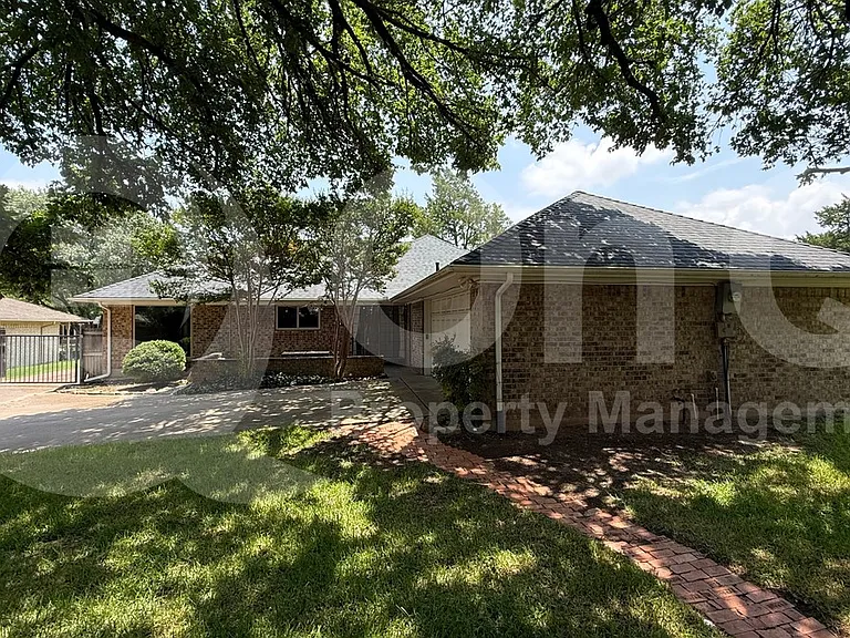 1114 Valerie Dr — Photo 3