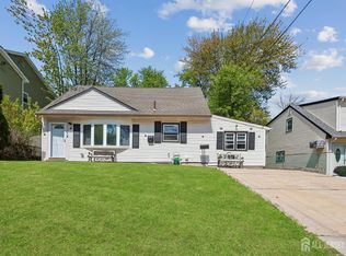 41 Pinetree Dr, Parlin, NJ 08859