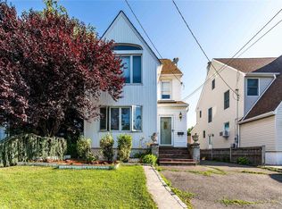105 Munro Blvd, Valley Stream, NY 11581