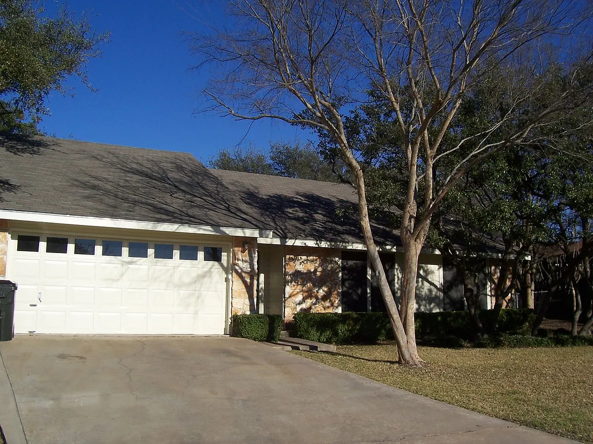 Building Photo - 410 Deep Wood Dr