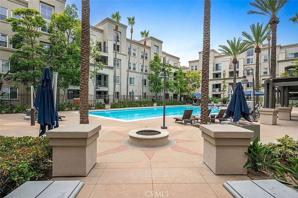 3 bed, 1605 sqft, $4,750 — Photo 2