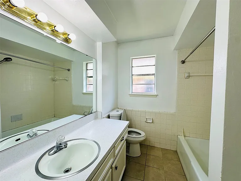 1011 McCall Ave — Photo 11