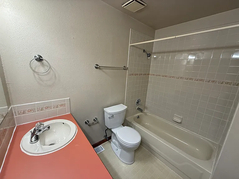 Upstairs Main Bathroom