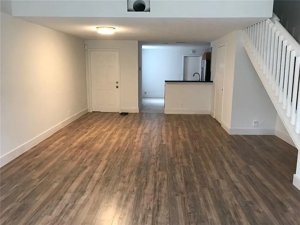 3 bed, 2.5 bath, 1500 sqft, $3,300 — Photo 3