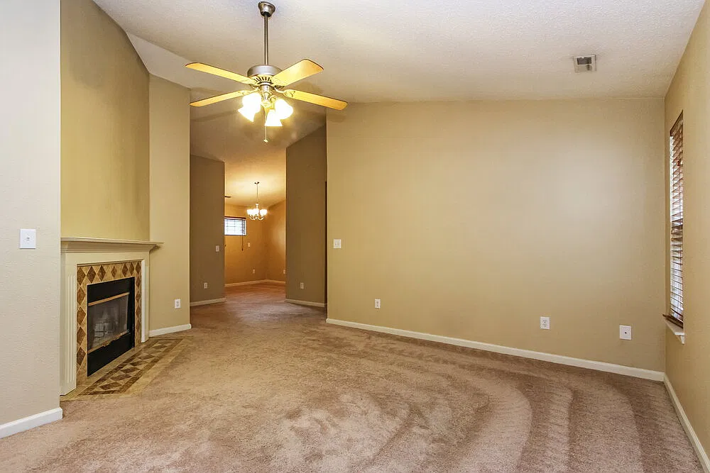 3 bed, 2.0 bath, 1319 sqft, $1,850 — Photo 3