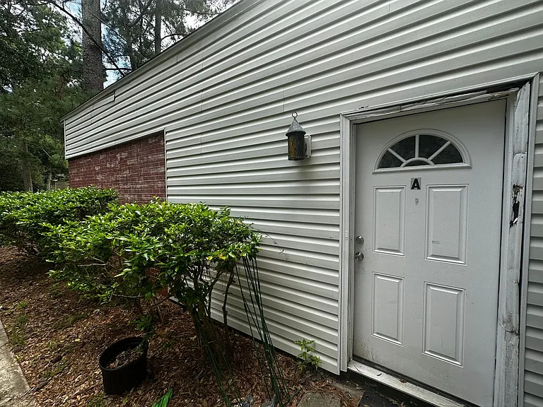 2359 Claremont Ln — Photo 12