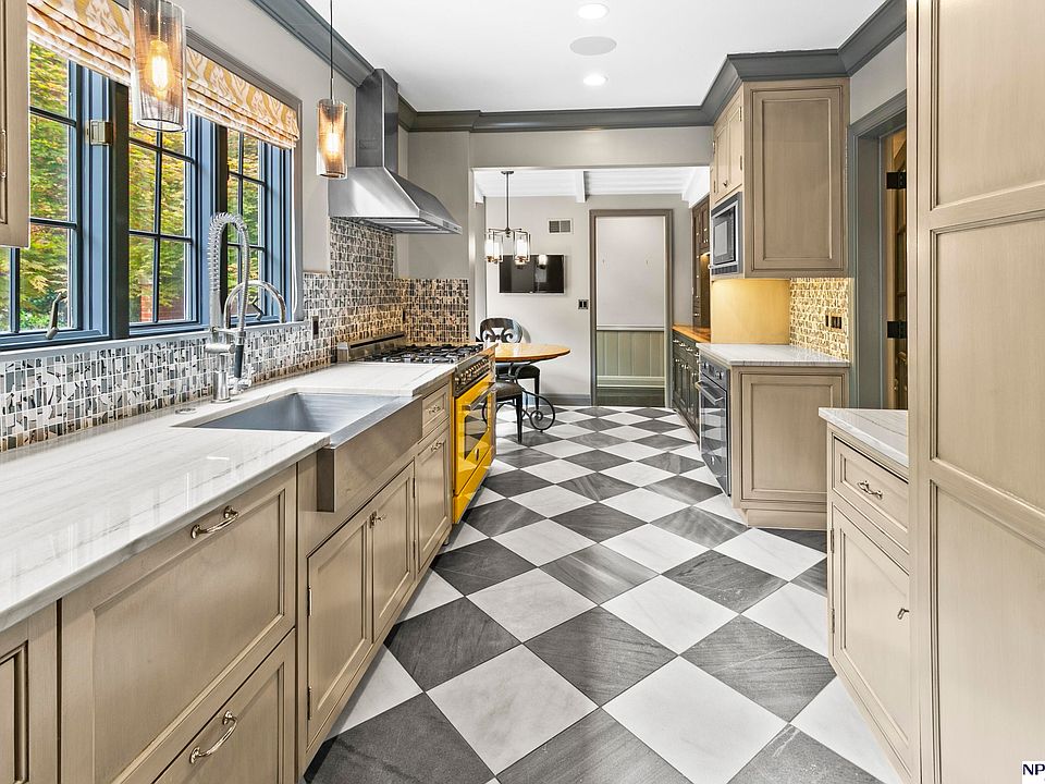 8910 Farnam Ct, Omaha, NE 68114 | Zillow