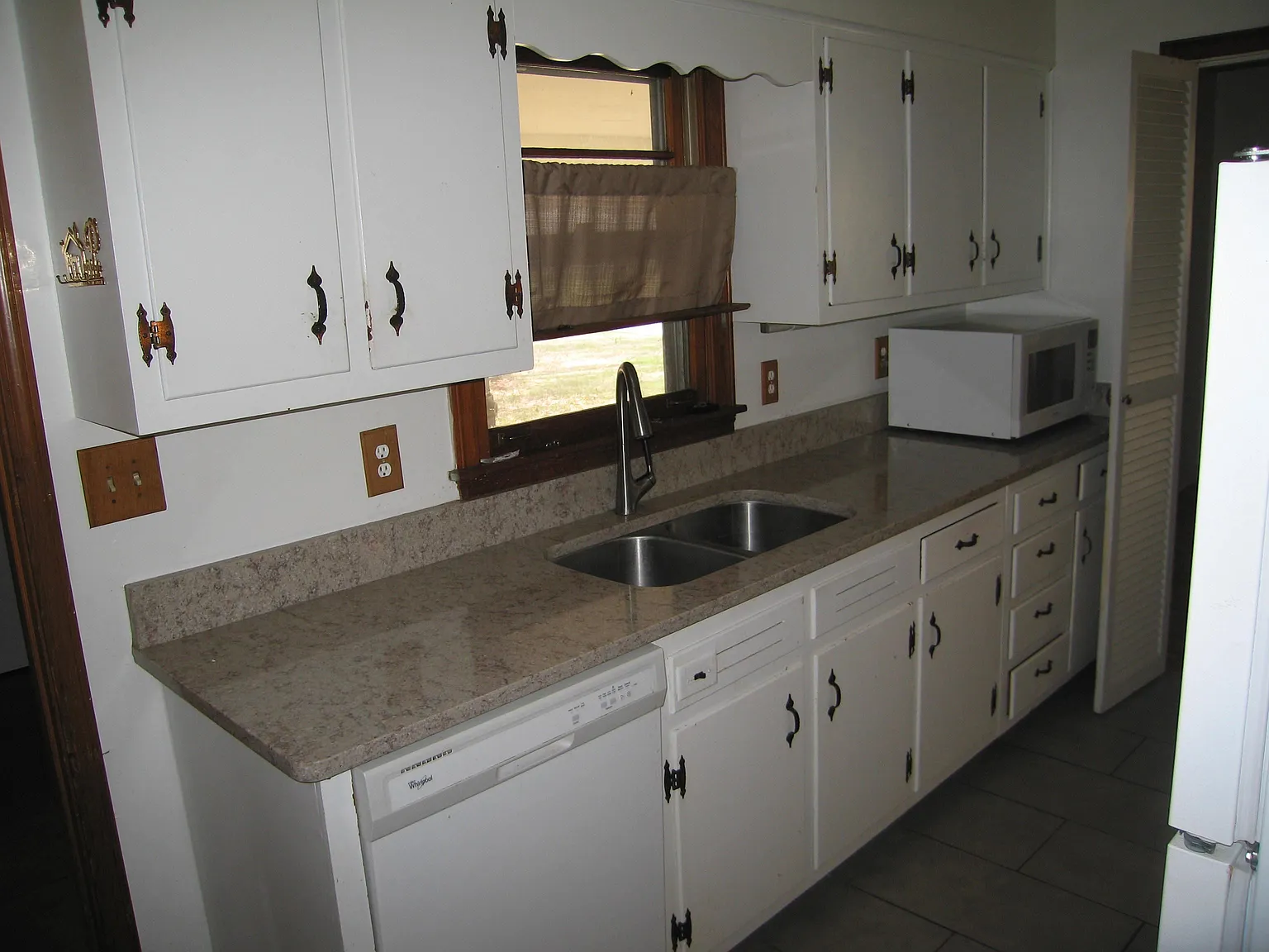 3 bed, 2.0 bath, 1396 sqft, $1,550 — Photo 3