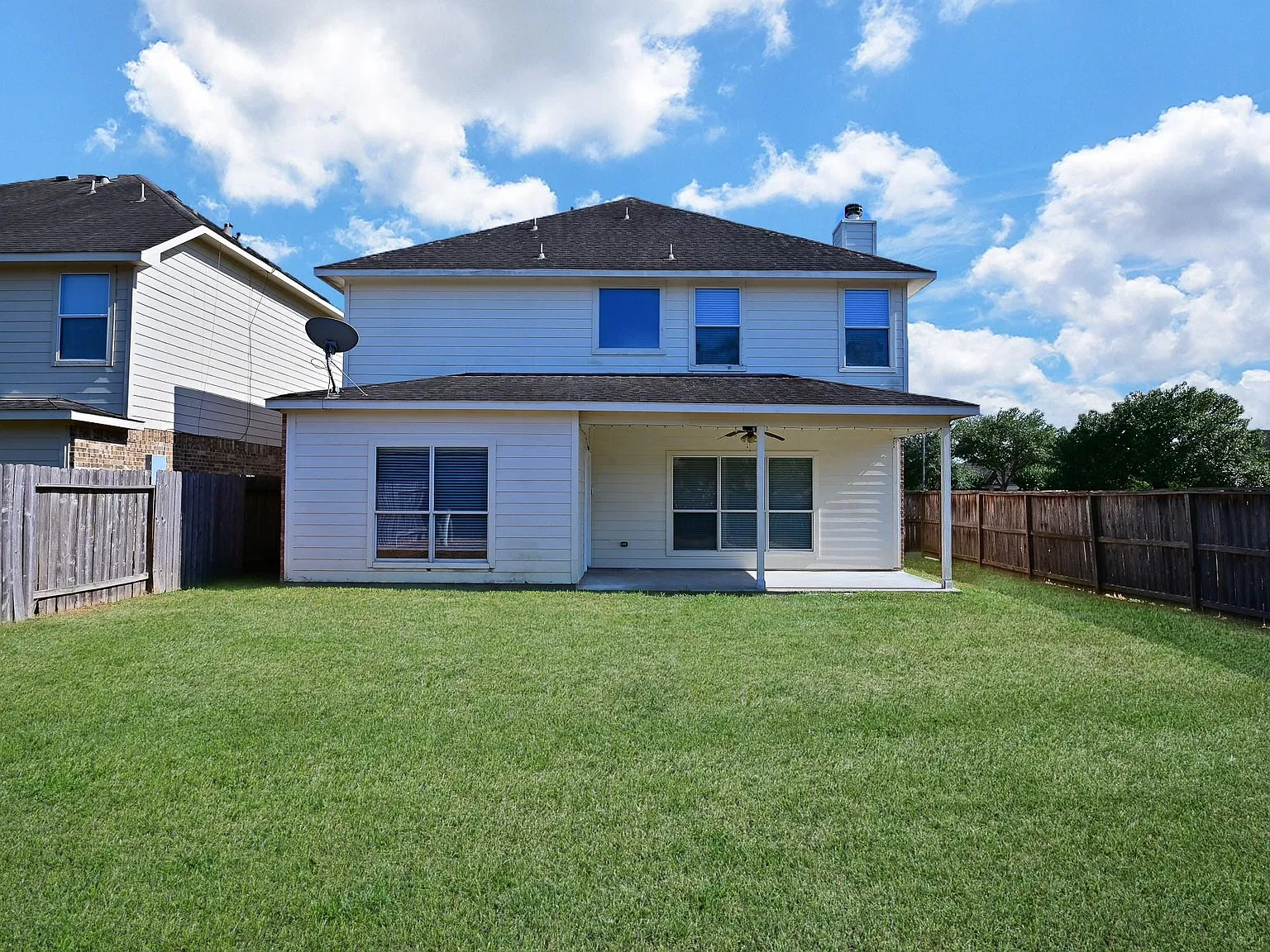 4 bed, 2.5 bath, 2460 sqft, $2,099 — Photo 2