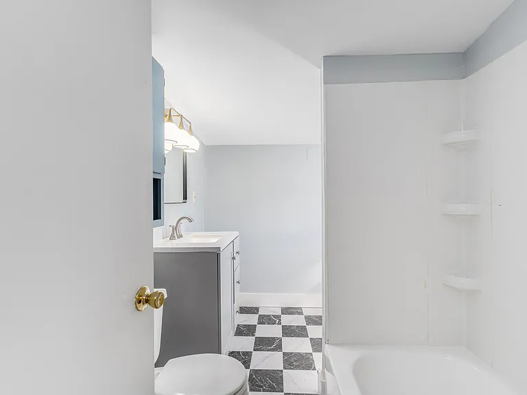 64 Rochambeau Ave #3 — Photo 8