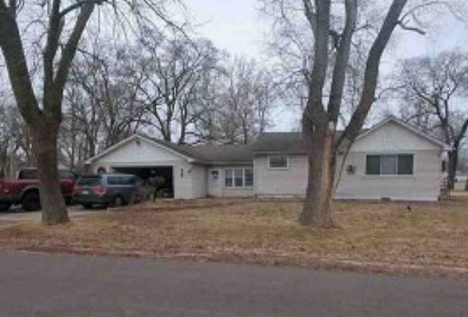 1st image of 790 E 2nd St
